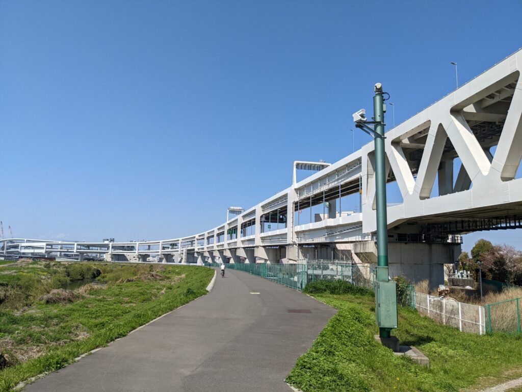 鶴見川河川敷と横浜北線